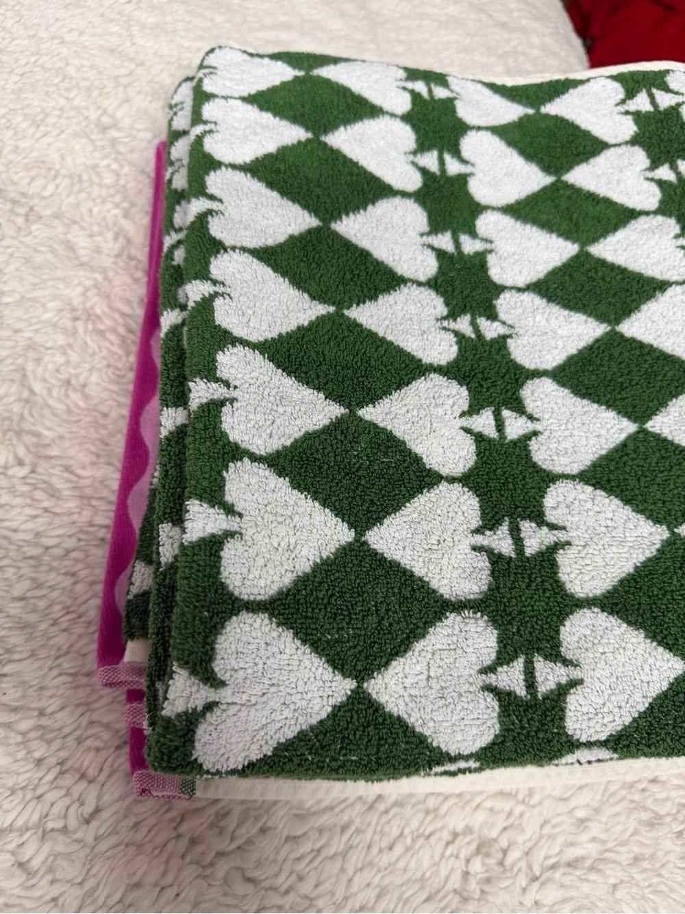 Anthropologie Green and White Heart Pattern Towel with Pink Trim bath towel set